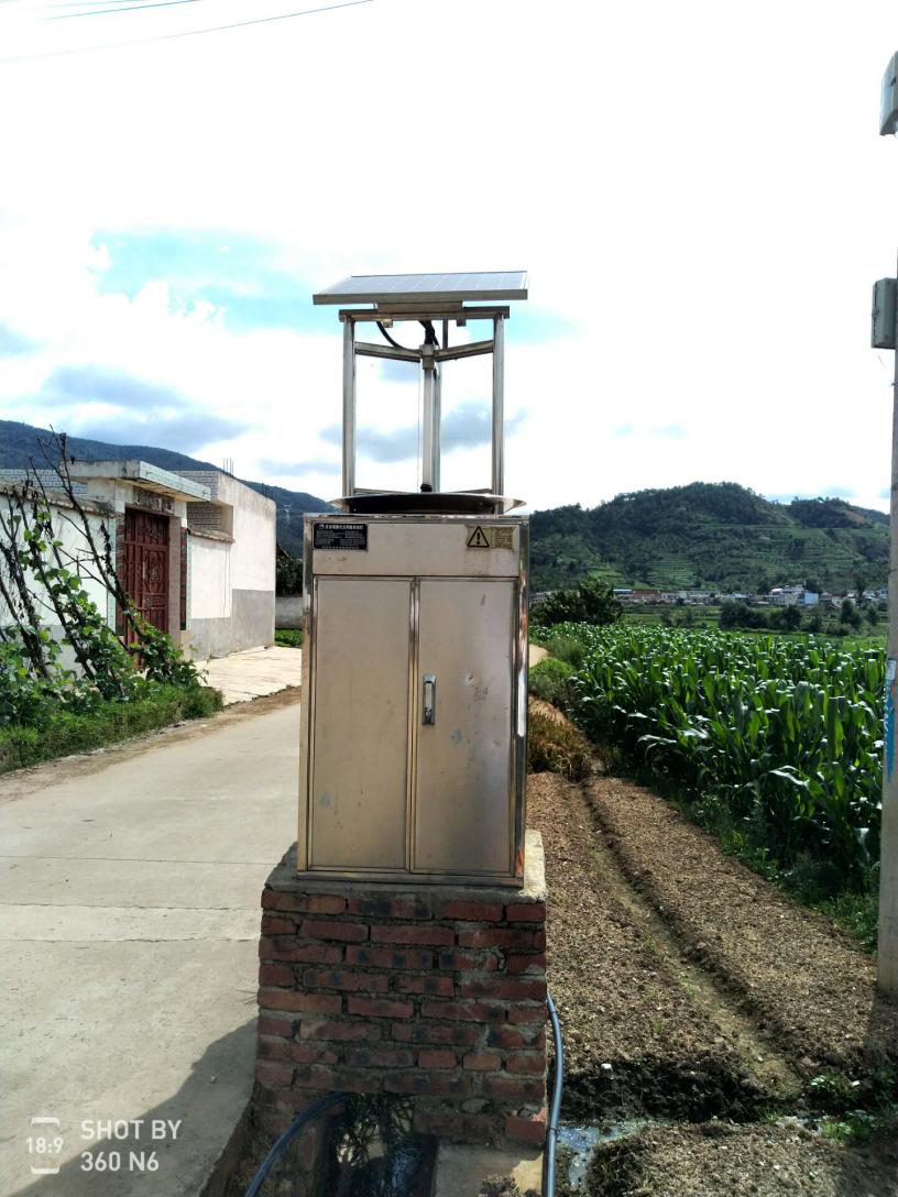 图二:农用太阳能驱虫设备